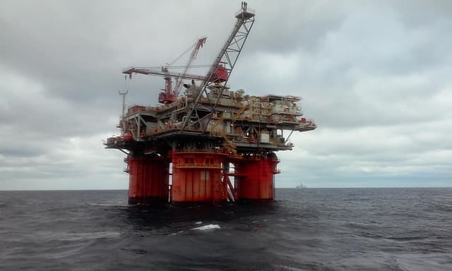 oil rig, oil platform, ocean, rig, drilling, platform, industry, offshore, fuel, oil, nature, petroleum, energy, pipeline, drill, gray industry